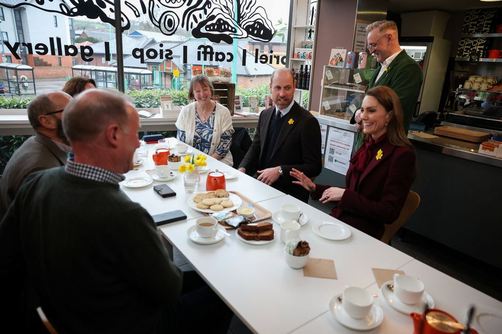 Le prince William et Kate Middleton publient un message commun en gallois courant à l'occasion de la Saint-David. 1 Le prince William et Kate Middleton assis dans un café s'adressant à un groupe de personnes