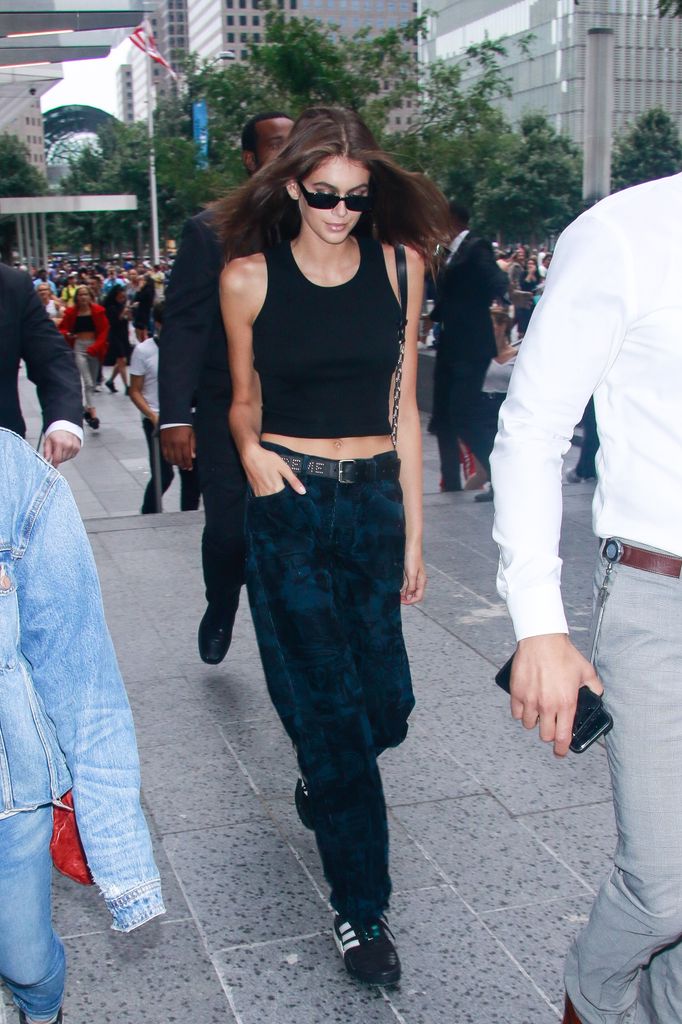 Toutes les fois Kaia Gerber a prouvé qu'elle était l'ultime muse de style de rue d'été 8 Kaia Gerber en tout noir