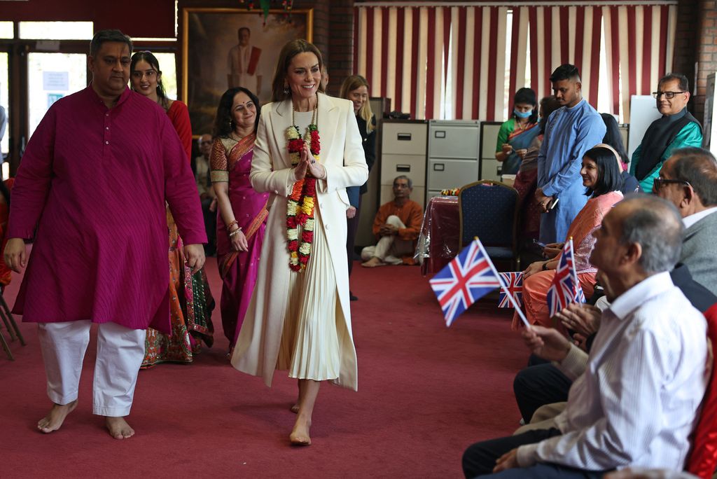 La princesse de Galles rencontre des fidèles lors de sa visite au temple hindou Shreeji Dham Haveli à Leicester