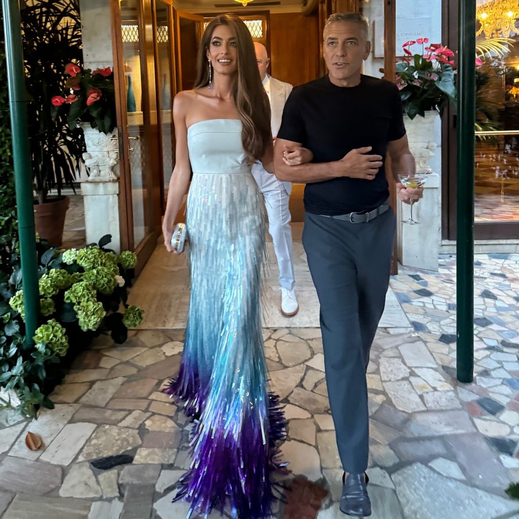 Amal était stupéfait dans un bach ma robe bleu glacée