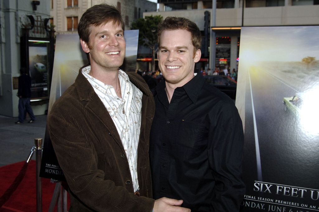 Peter Krause y Michael C. Hall durante HBO's "Seis pies debajo" Estreno de la temporada 5 - Alfombra roja en el Teatro Chino de Grauman en Hollywood, California, Estados Unidos, 2005