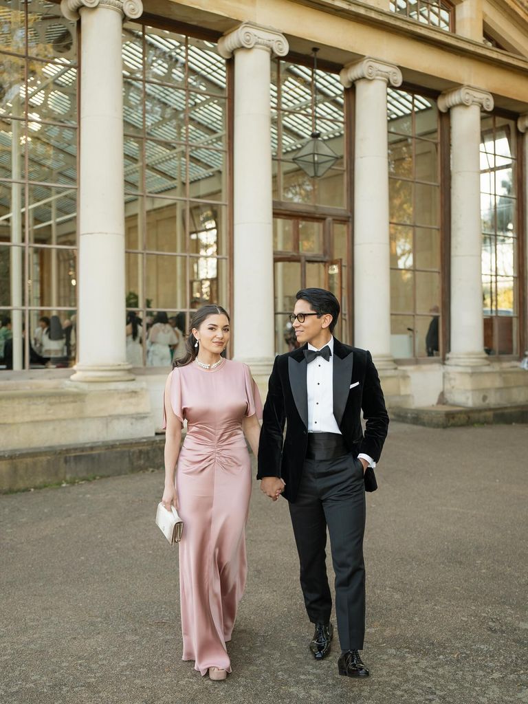 La princesse Anisha en robe rose main dans la main avec le prince Mateen en costume