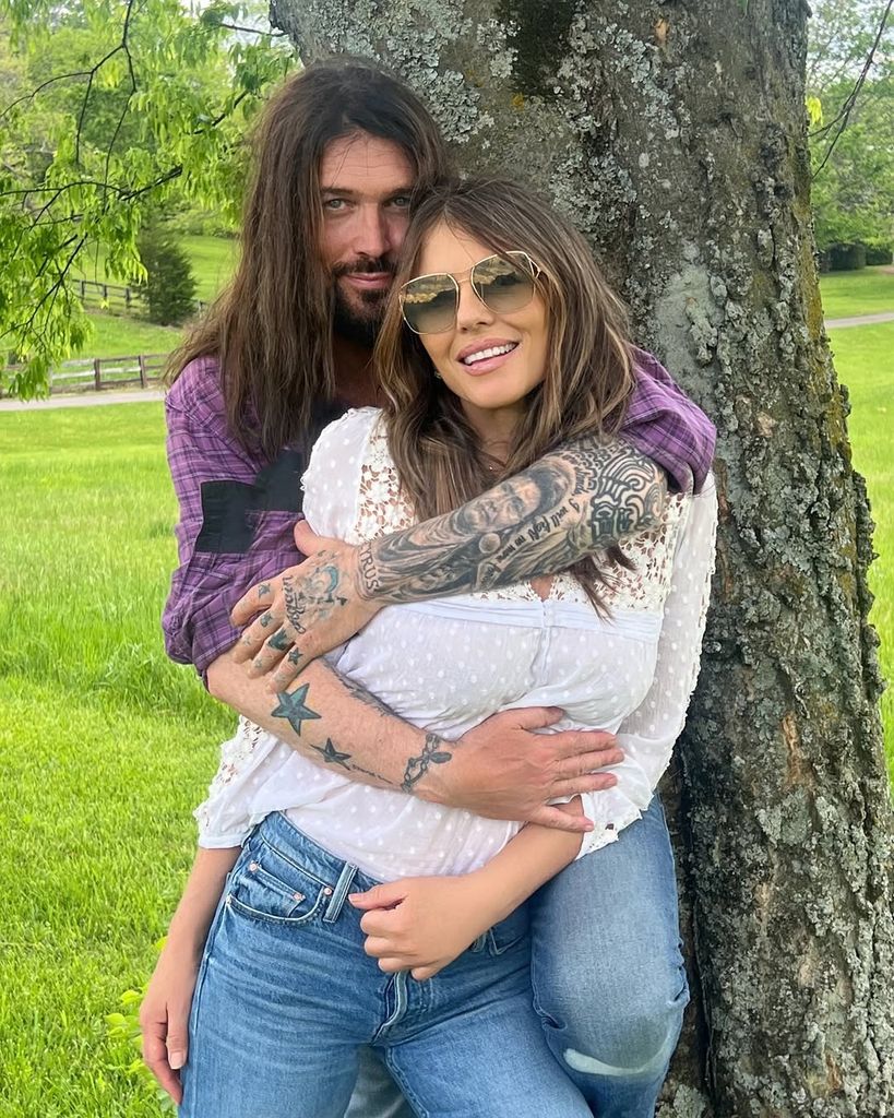 Una imagen compartida por Elizabeth Curley en su Instagram y Billy Ray Cyrus