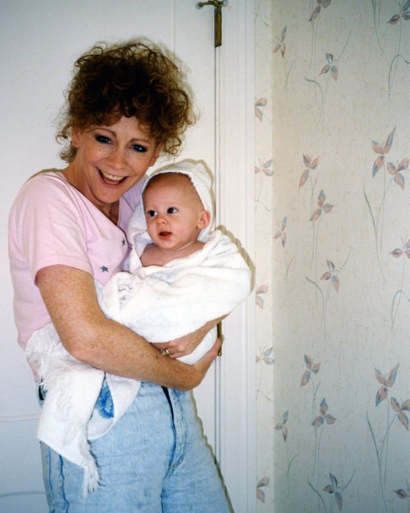 Reba McEntire partage des photos inédites de son fils lors d'une journée spéciale 1 reba mcentire, son fils, shelby, dans ses bras