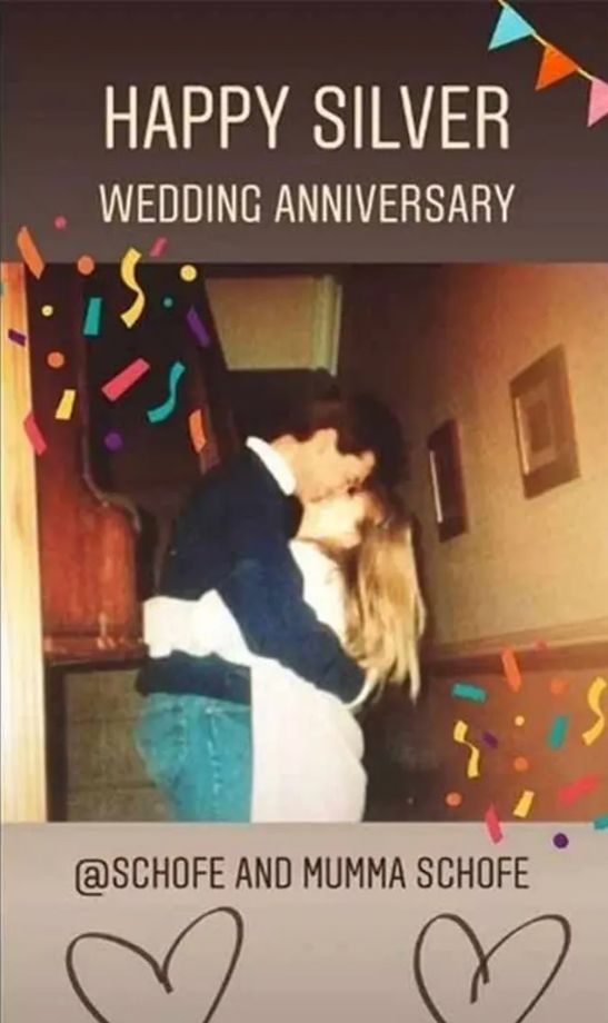 Rückblickfoto von Phillip Schofield, der seine Frau Steph in ihrem Haus küsst