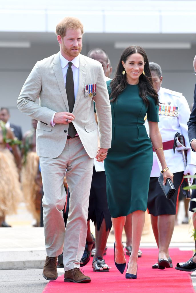 La duquesa Meghan se unió al príncipe Harry y combinó los aretes con un vestido verde esmeralda de Jason Wu: la combinación perfecta. 