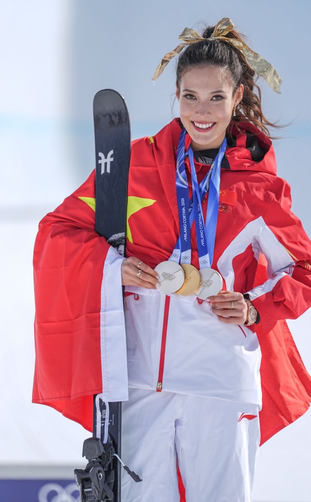 La médaillée d'or Eileen Gu Ailing de l'équipe de Chine célèbre avec ses trois médailles remportées dans les compétitions de Slopestyle, Big Air et Halfpipe lors de la cérémonie de remise des médailles de la finale féminine de freeski Halfpipe le seizième jour des Jeux olympiques d'hiver de Milan Cortina 2026 au Livigno Air Park le 22 février 2026 à Livigno, Italie.