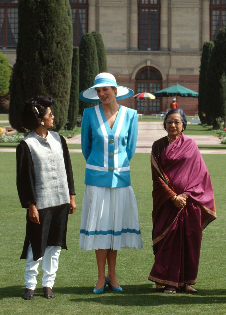 diana stands outside with Rashtrapati Bhavan, the presidential palace in New Delhi 