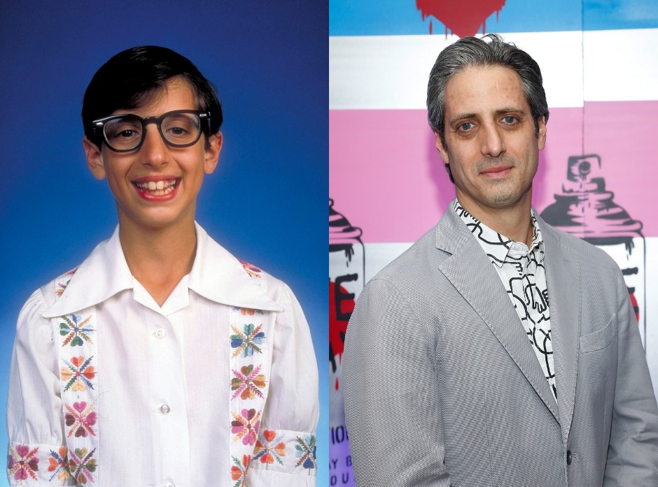 Image divisée de John Saviano en tant que jeune garçon avec des lunettes dans une chemise blanche dans The Wonder Years et en tant qu'homme adulte dans une veste grise.