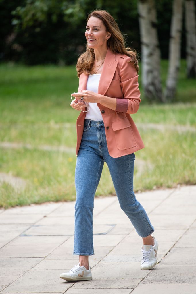 Les talons de gratte-ciel «lourds» de Kate Middleton qui ont provoqué un trébuchement 6 Catherine marchant à l'extérieur dans un jean et des entraîneurs