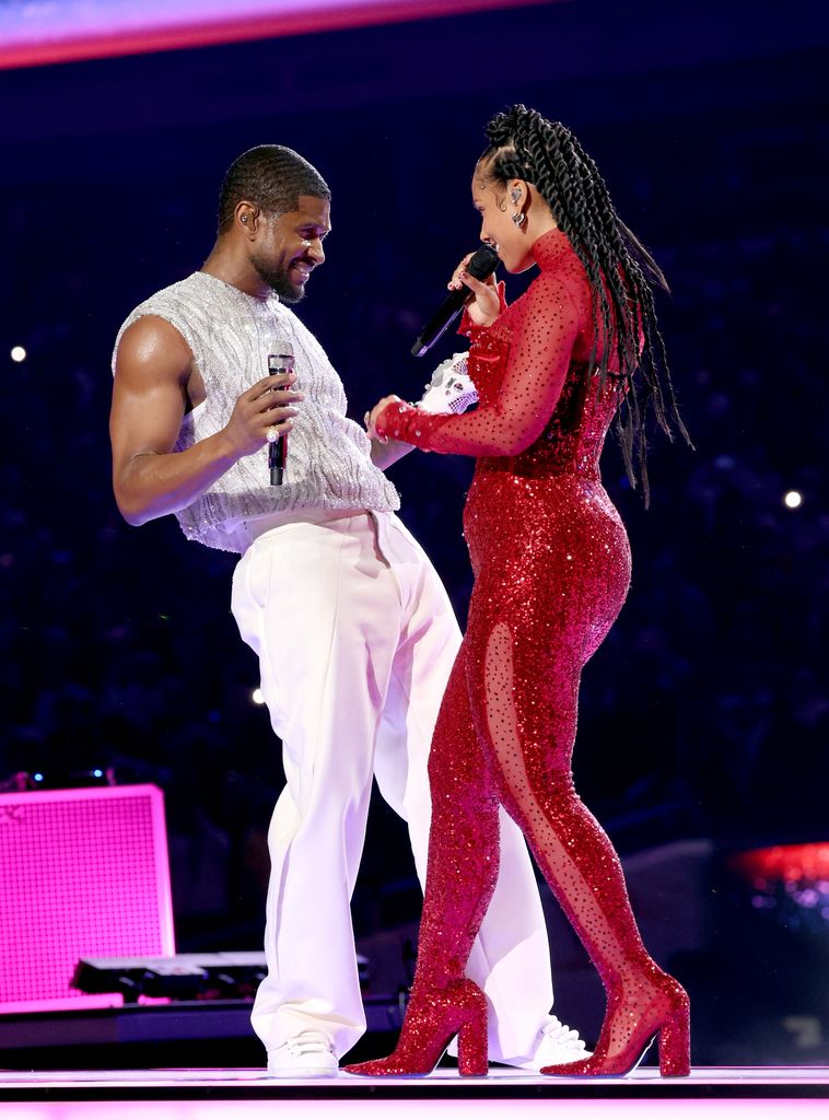 Usher e Alicia Keys se apresentam no palco durante o Apple Music Super Bowl LVIII Halftime Show no Allegiant Stadium em 11 de fevereiro de 2024 em Las Vegas, Nevada. 