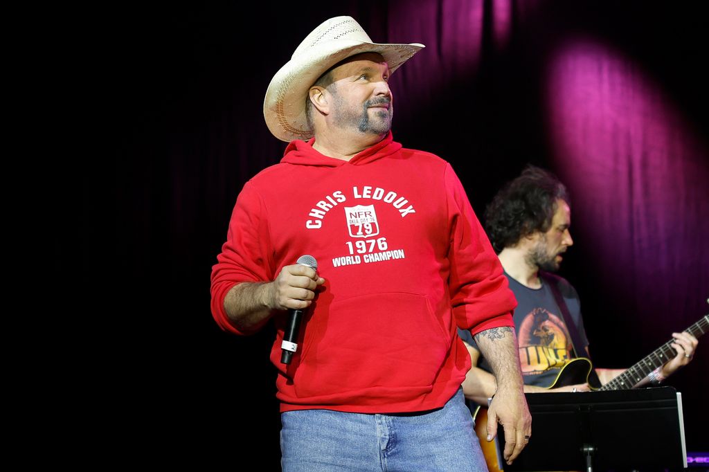 Garth Brooks tampil di atas panggung saat Makan Siang Grup Label Mesin Besar di Seminar Radio Negara 2024 di Omni Nashville Hotel pada 01 Maret 2024 