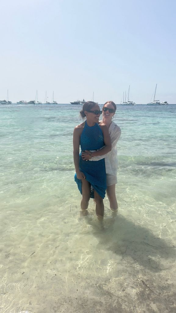 Alex Scott usou um lindo conjunto coordenado azul-oceano em suas férias com Jess Glynne