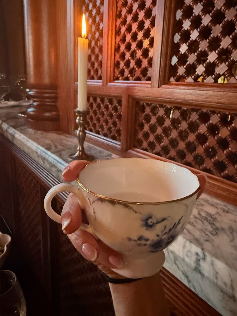 La star de Kardashians a siroté un thé au célèbre hôtel