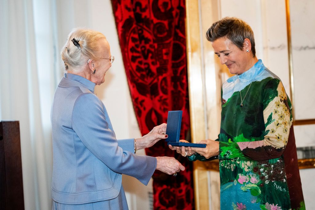 Queen Margrethe handing an award to Margrethe Vestager