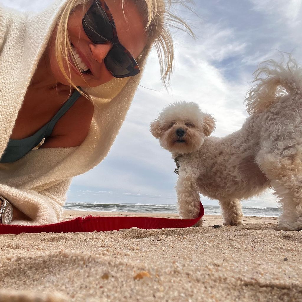 christie brinkley beach selfie with chester
