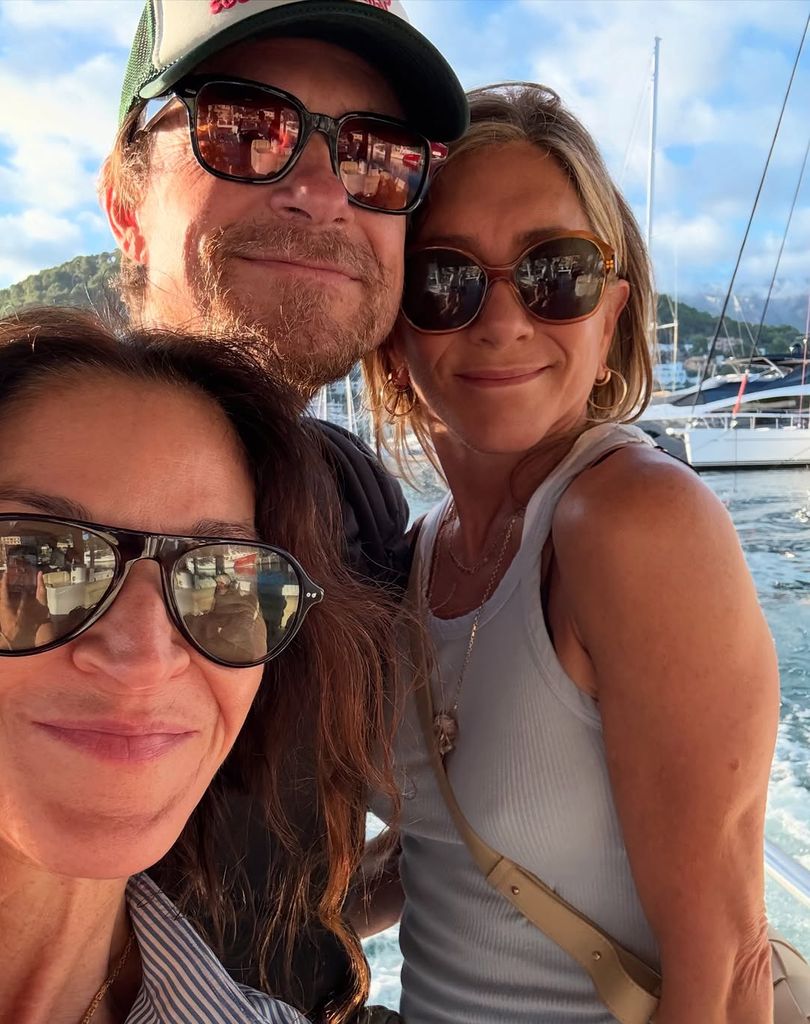 Jennifer poses with pals Jason Bateman and Amanda Anka in photo shared on Instagram