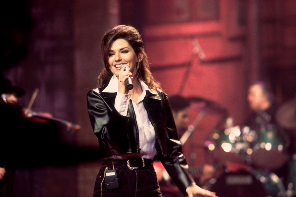 A musicista country e pop canadense Shania Twain se apresenta no palco durante uma passagem de som para sua aparição no David Letterman Show, Nova York, Nova York, 26 de fevereiro de 1996