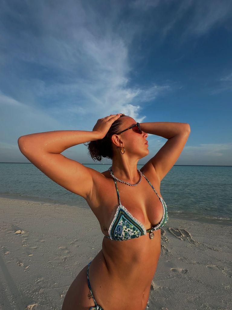 Millie Bobby Brown posant sur la plage avec du bikini