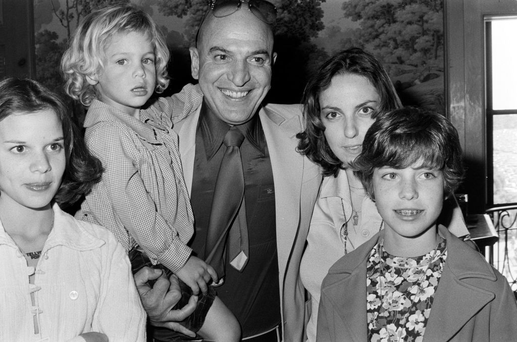 Dans la situation de vie unique de Telly Savalas de Kojak pendant deux décennies 4 Image en noir et blanc de Telly Savalas avec quatre de ses enfants