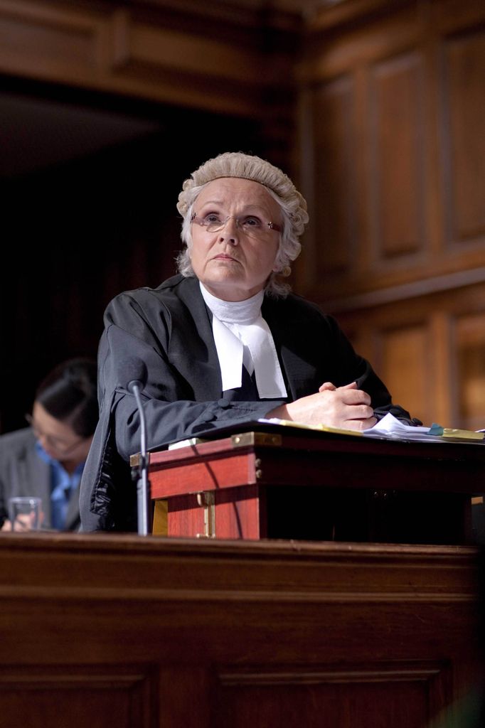 juge debout devant le tribunal
