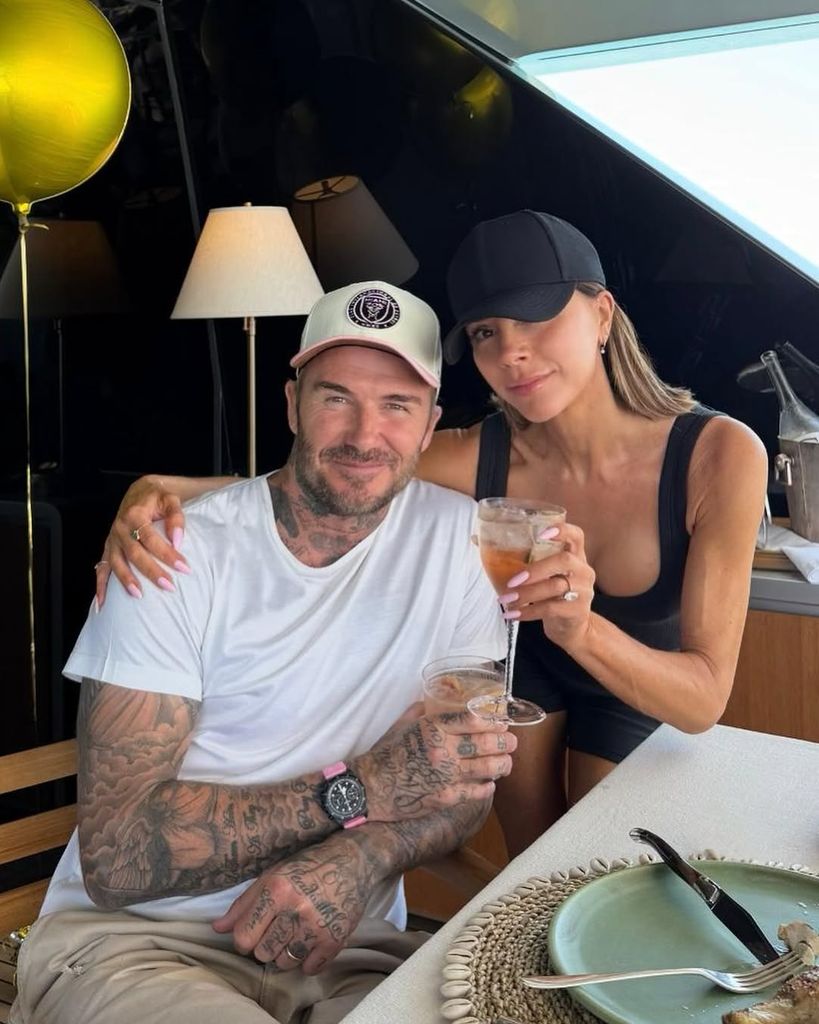 David y Victoria Bechum Chummit mordieron sentados en un bote al lado de casa en casa