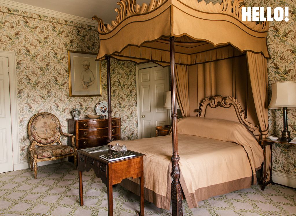Une chambre du Buscot Park dotée d'un lit à baldaquin jaune-beige de style rococo datant d'environ 1755