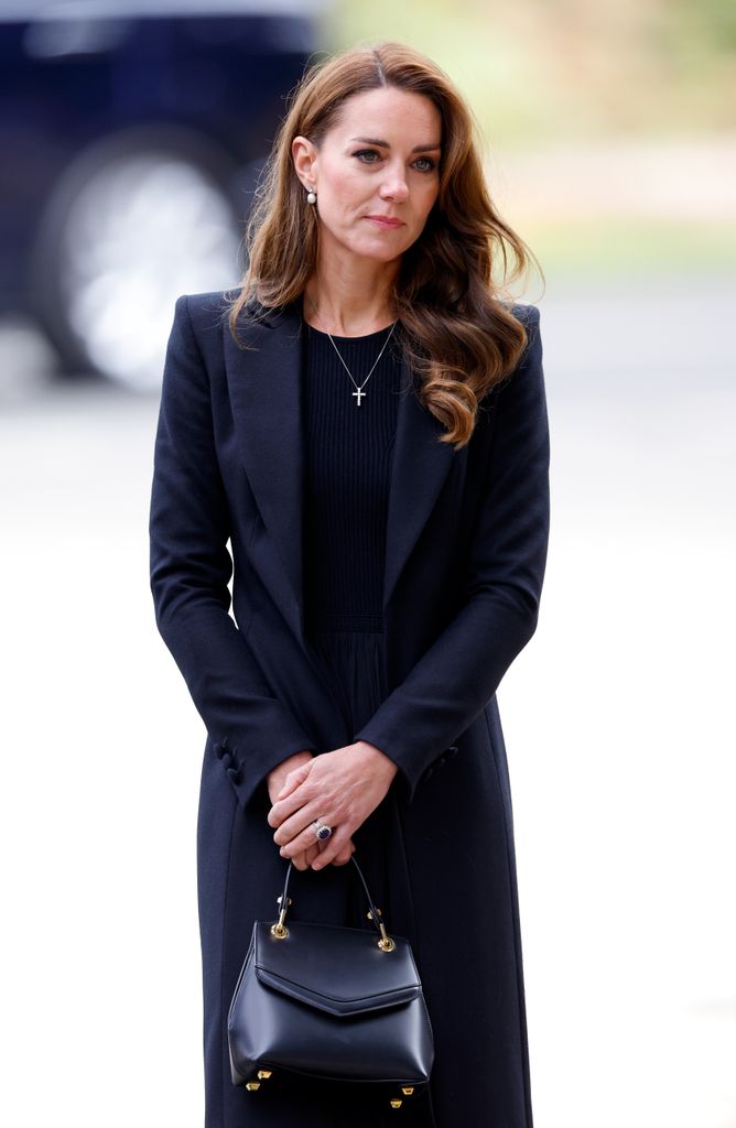 Kate Middleton usando um vestido preto em Sandringham House, a propriedade da Rainha Elizabeth II em Norfolk, em 15 de setembro de 2022 