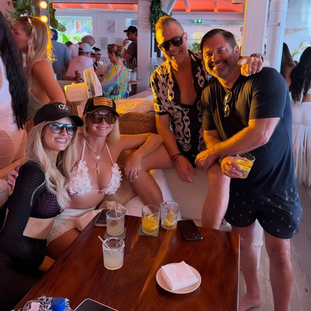 Christina avec ses amis et son petit ami buvant dans un bar en bikini