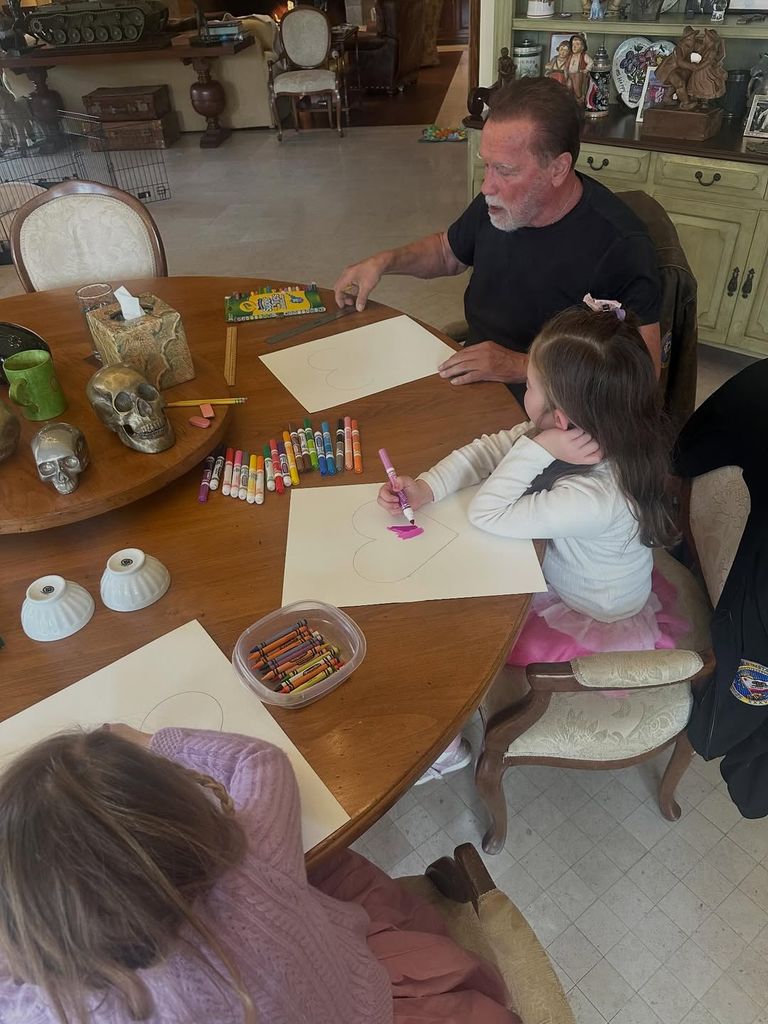Arnold Schwarzenegger dessine avec ses petites-filles