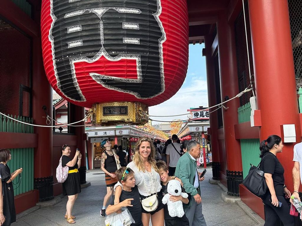 Elsa Pataky vacationed with her twin boys in Toyko