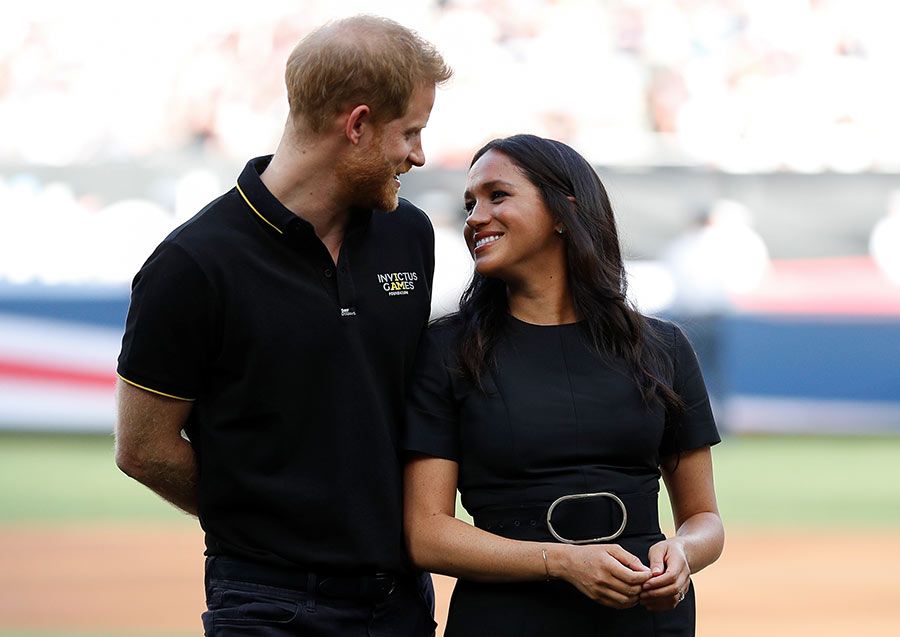 harry and meghan posing pitch