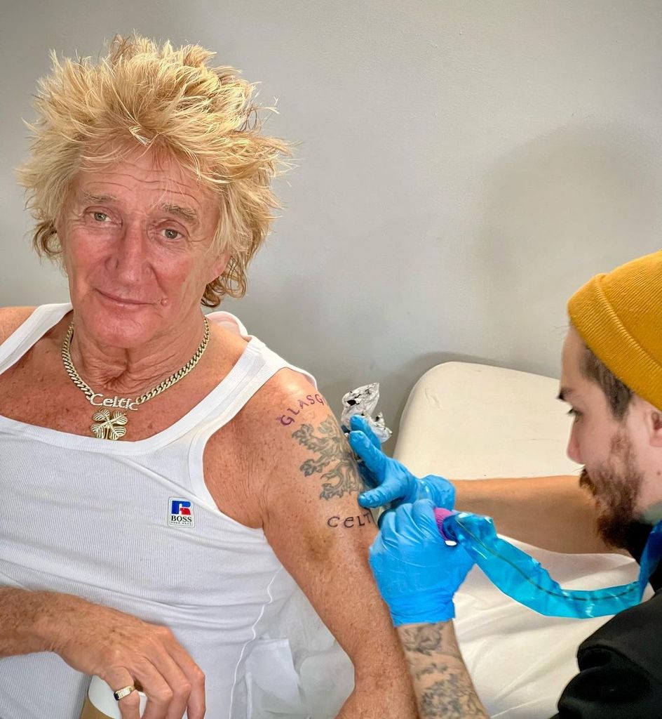 Rod Stewart fazendo uma tatuagem celta no braço