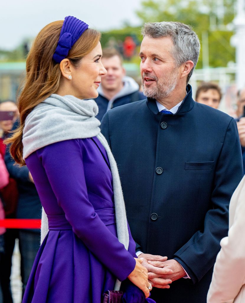 Mary com uma faixa roxa ao lado de Frederik