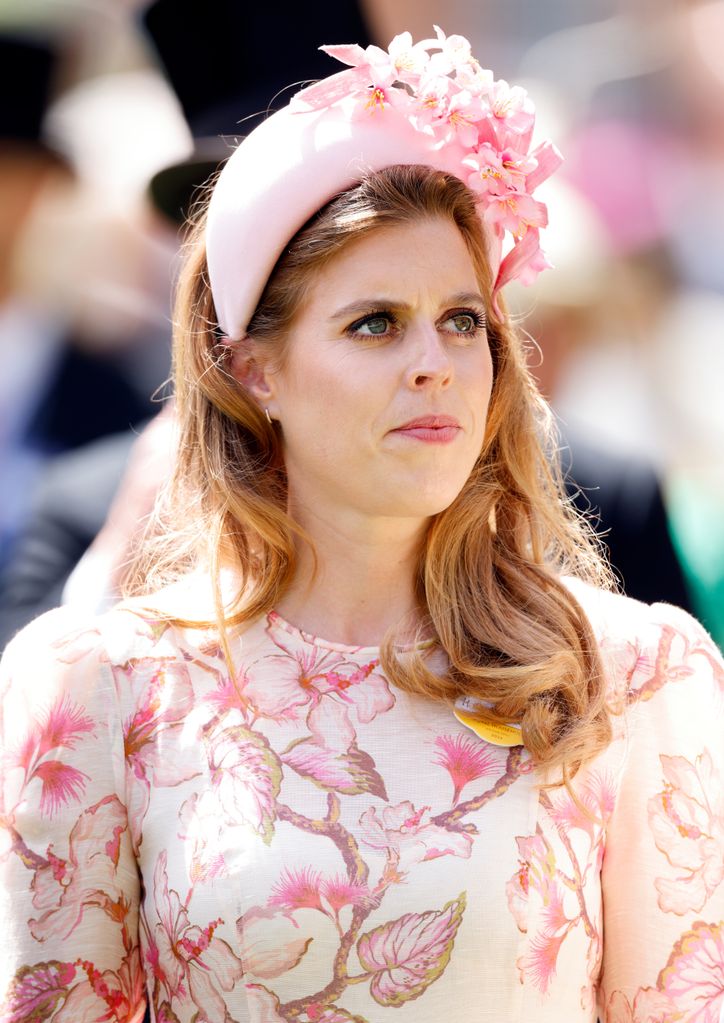 Princesa Beatrice con cabeza rosa