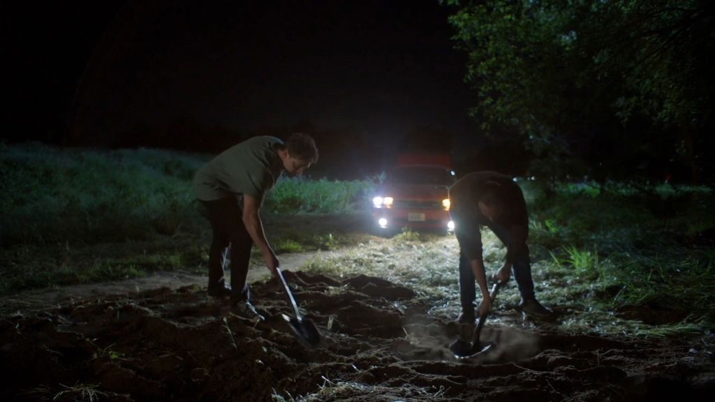 Le drame de la salle d'audience en 8 parties de Prime Video Vidé 3 Deux hommes creusent le trou dans les bois dans l'obscurité
