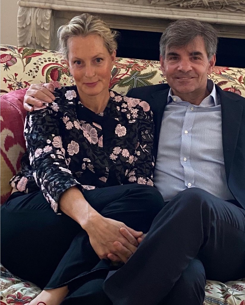 Ali Wentworth and George Stephanopoulos sitting on a couch