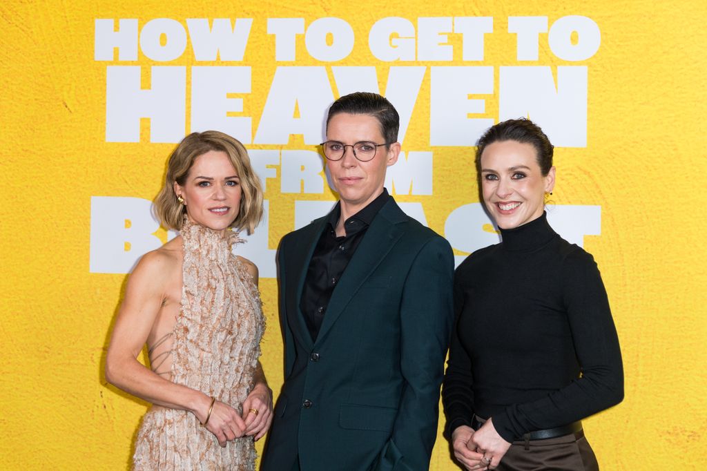 Sinead Keenan, Caoilfhionn Dunne et Roisin Gallagher posant ensemble sur le tapis rouge en souriant