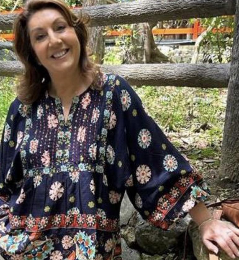 Jane McDonald in navy-blue kimono