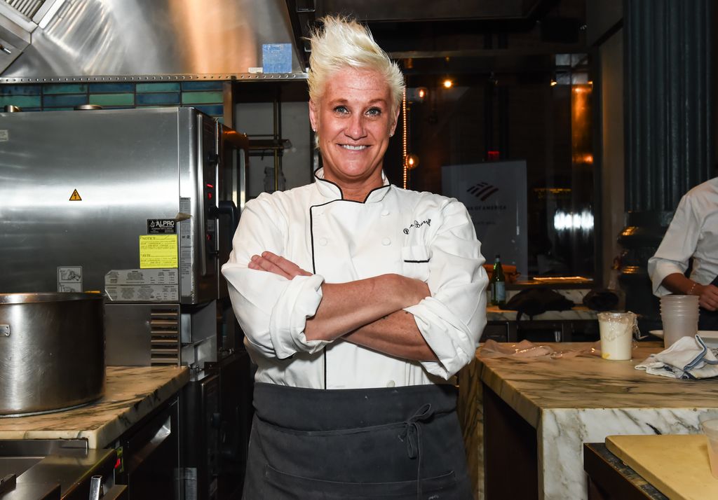 La chef Anne Burrell pose lors du Food Network & Cooking Channel New York City Wine & Food Festival présenté par Capital One - Dîner avec Anne Burrell et Marc Murphy dans le cadre de la série de dîners Bank of America au Chefs Club le 10 octobre 2019 à New York.