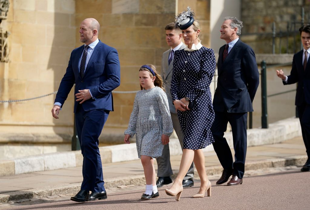   Mike Tindall e Zara Tindall com sua filha Mia caminhando lá fora