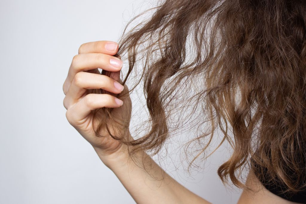 Dry hair can indicate a B vitamin deficiency