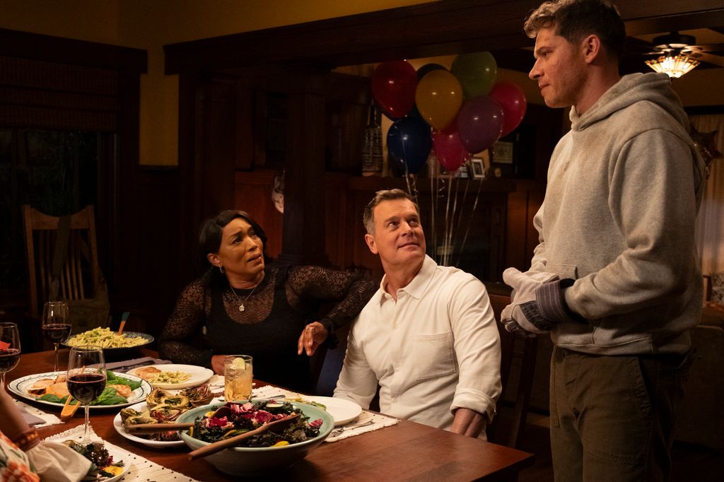 ANGELA BASSETT, PETER KRAUSE, OLIVER STARK  on 911