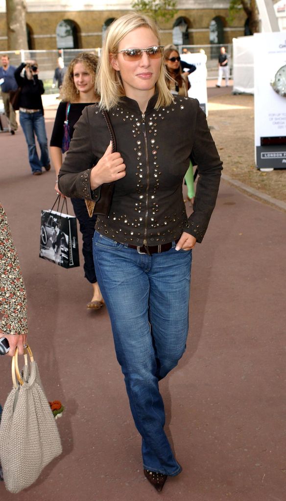 Zara Tindall Young dengan jeans dan kacamata hitam