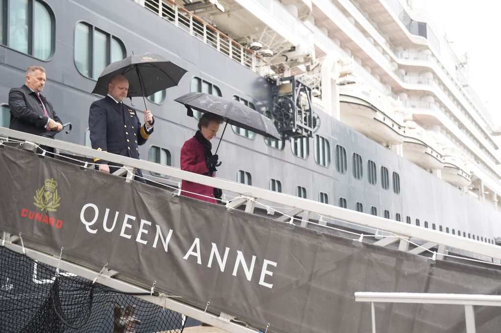 princess anne walking off ship 