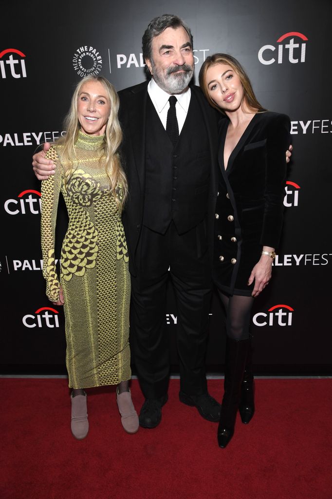 Tom Selleck com a esposa Jillie Mack e a filha Hannah no Paleyfest 2024