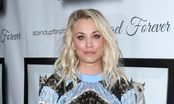 Kaley Cuoco stand up for pits event