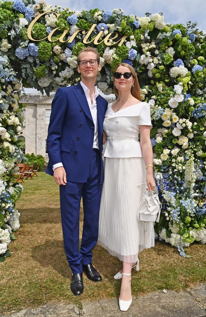 Flora de branco com timothy em terno azul marinho