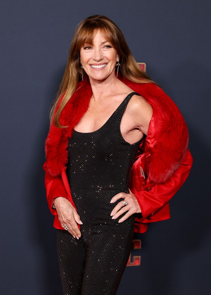 Jane Seymour robe noire haussement d'épaules rouge