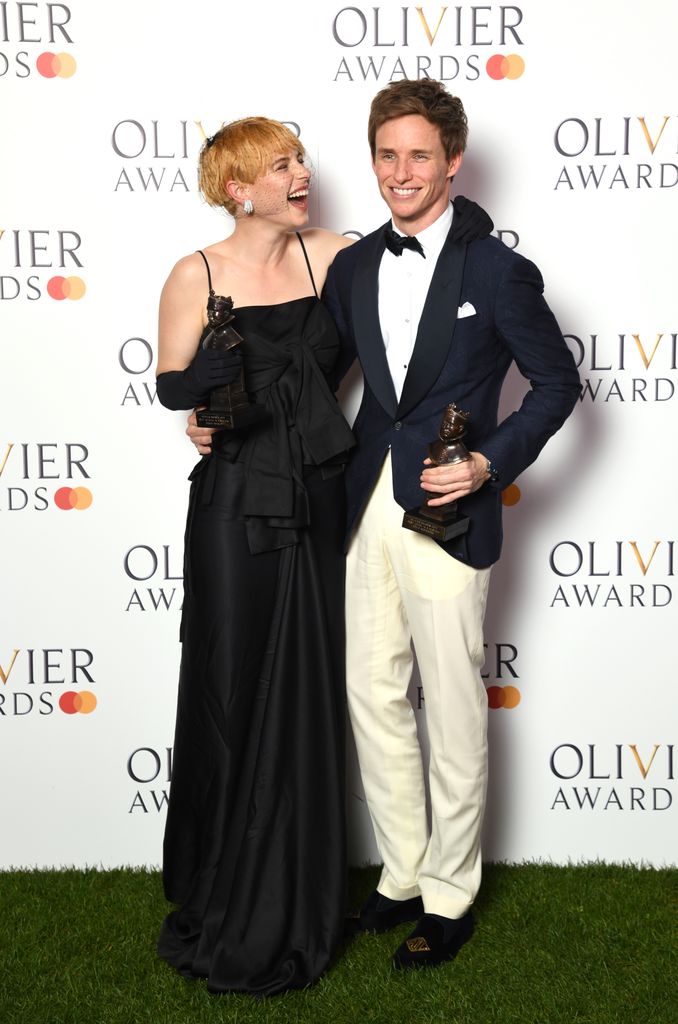 Jessie Buckly, « très performante », laisse ses parents « si fiers » avant les BAFTA – exclusivité 1 Une photo de Jessie Buckley et Eddie Redmayne